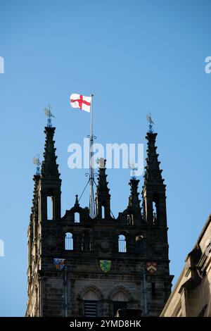 Die Flagge des Heiligen Georges fliegt an der St. Mary`s Church, Warwick, Warwickshire, England, Vereinigtes Königreich Stockfoto